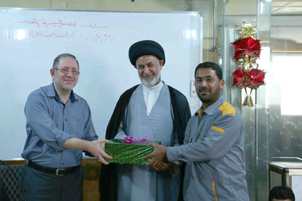 المركز يكرم عدد من الموظفين المتميزين