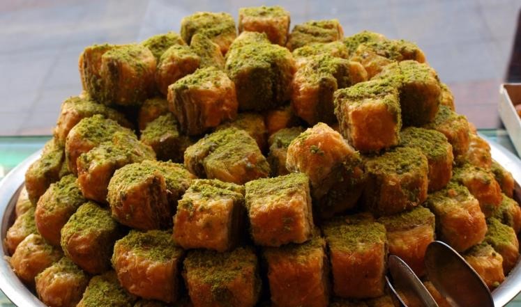 خبير: عدم تناول الحلوى بعد الإفطار مباشرة
