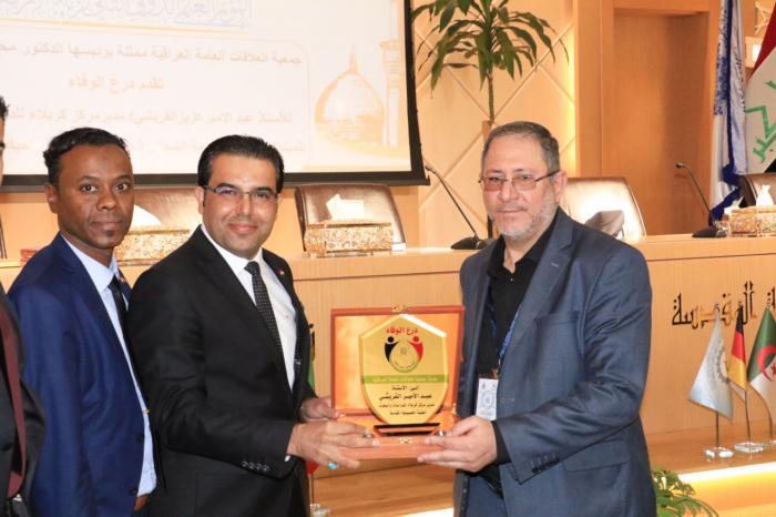 جمعية العلاقات العامة العراقية تهدي الأستاذ عبد الأمير القريشي درع الوفاء