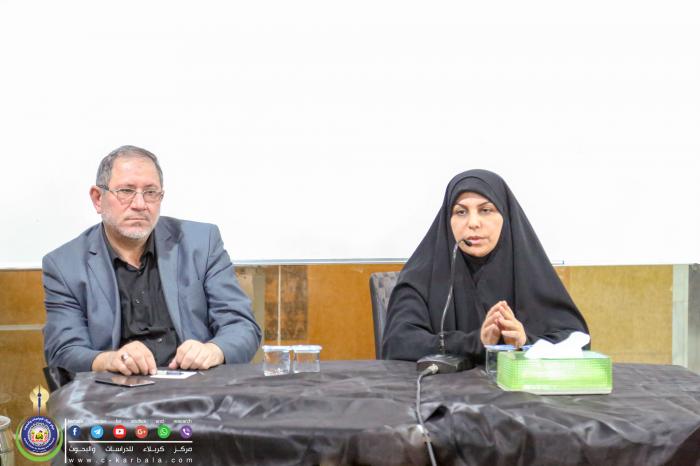 الدكتورة مواهب الخطيب تلقي  محاضرة بالمركز