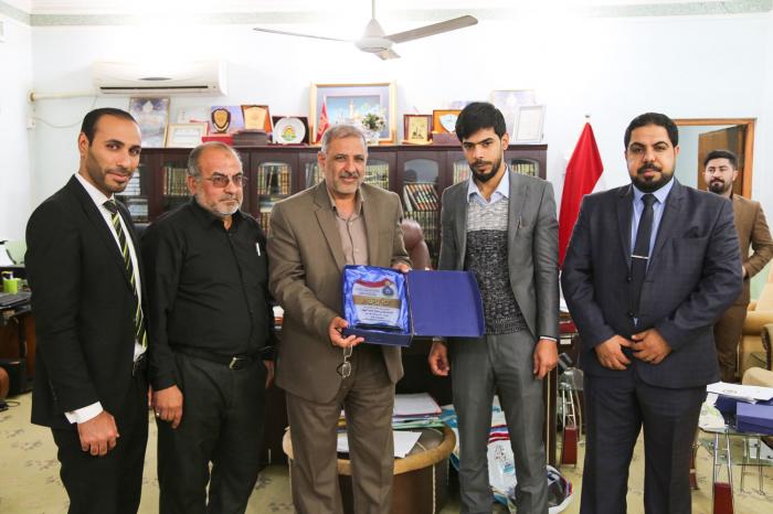 مركز كربلاء يكرم إدارة مديرية الوقف الشيعي بدرع الاستحقاق العالي