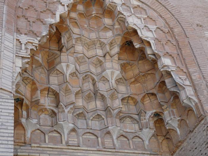 المقرنصات الهندسية وعمارة العتبتين المقدستين منها.