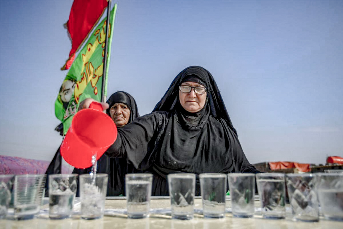 الام العراقية تارة تخدم زوار الاربعين وتارة تُقدم أولادها في سبيل الحسين (ع)