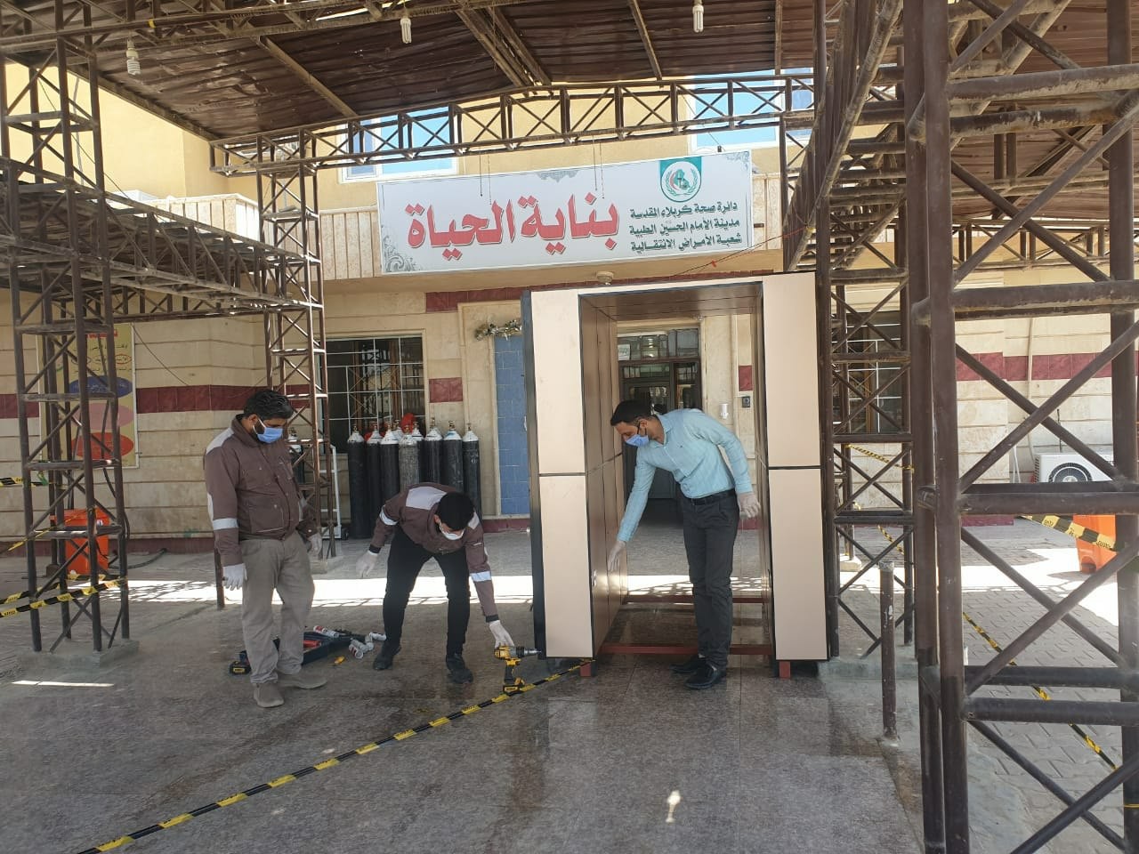خاص بالمركز... العتبة الحسينية تنشر أجهزة تعقيم وتعفير إلكتروني في عدد من المواقع المهمة بكربلاء