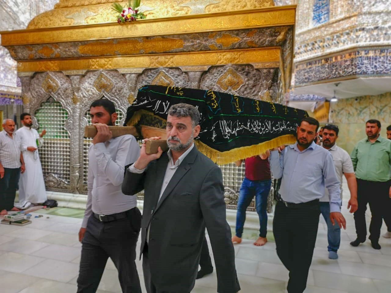 بالصور... العتبة الحسينية المقدسة تتكفل بمراسيم دفن أحد شهداء تظاهرات الإصلاح