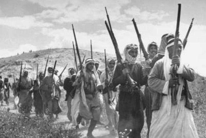اول علم عراقي تم رفعه في ثورة العشرين في كربلاء