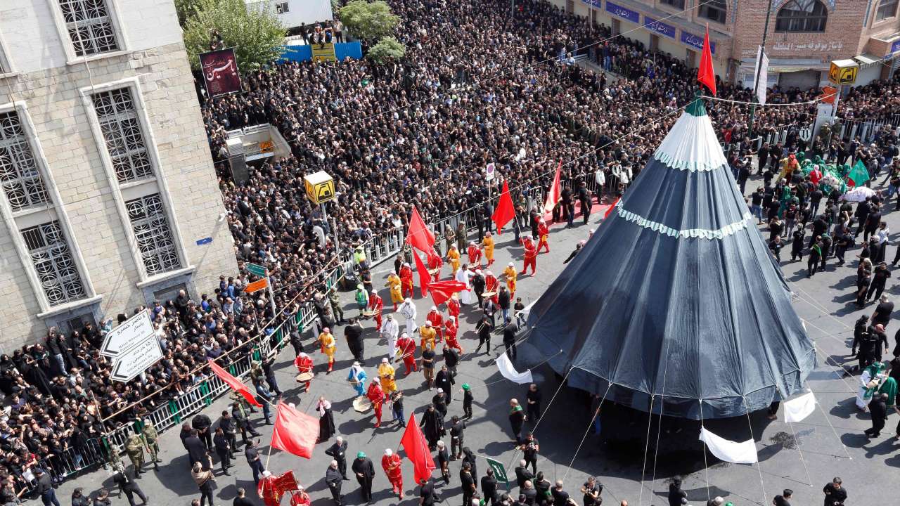 علّامة باكستاني لحشود المعزّين بأربعينية الحسين: كربلاء هي درس من تاريخ البشرية