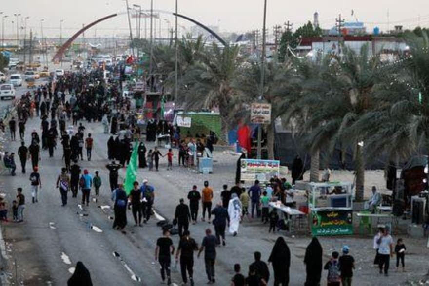 غير عابئين بكورونا... متطوعون عراقيون يخدمون ألوفاً من زوار أربعينية الحسين