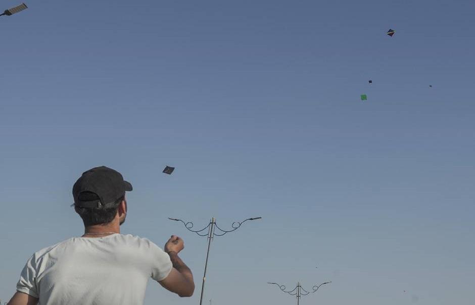 Karbala residents fly kites to pass the time before iftar