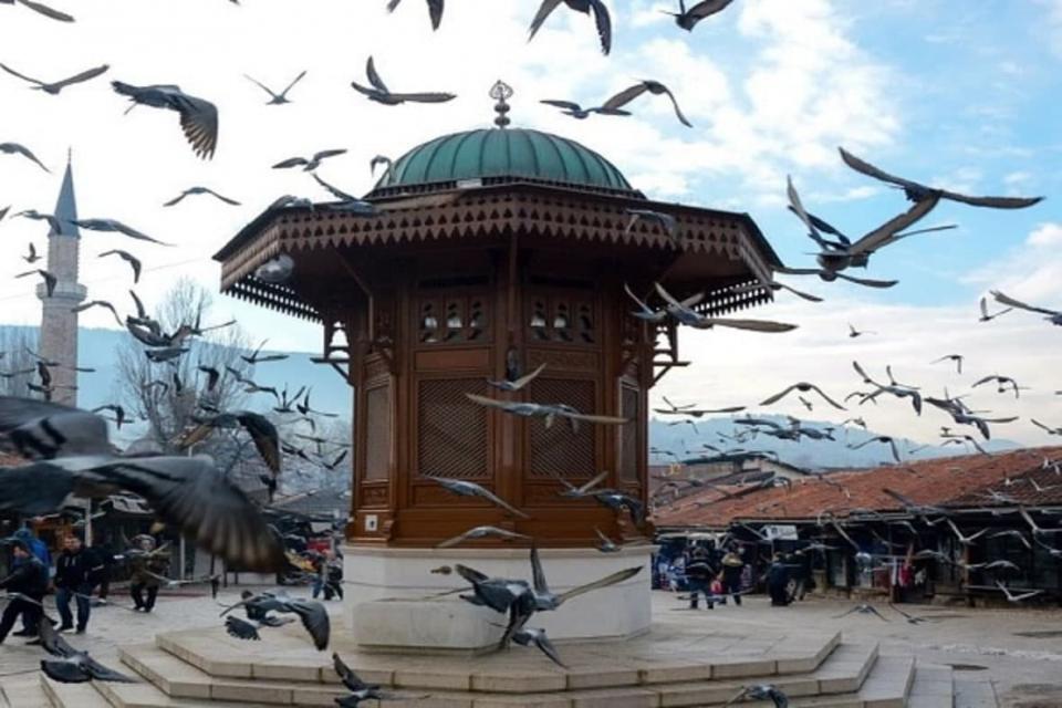 "سقّاية ماء" مشاهد لذكرى عاشوراء في عاصمة البوسنة والهرسك !