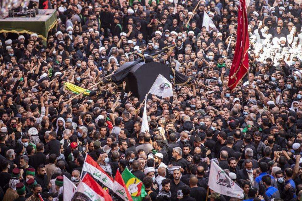كربلاء المقدسة .. تشهد تشييع احد اعلام الحوزة العلمية الفقيد ايه الله العظمى السيد محمد سعيد الحكيم ( قدس الله سره)