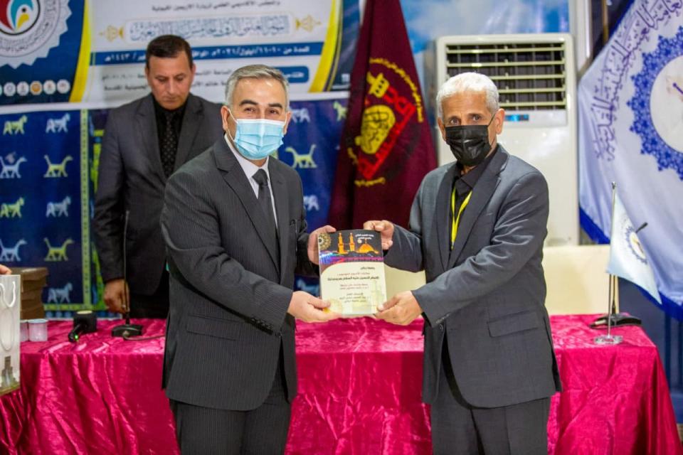 بالصور .. رئيس المؤتمر العلمي لزيارة الأربعين الدولي الخامس ورئيس جامعة ديالى  يكرم رئيس اللجنة العلمية و السيد عماد الطالقاني