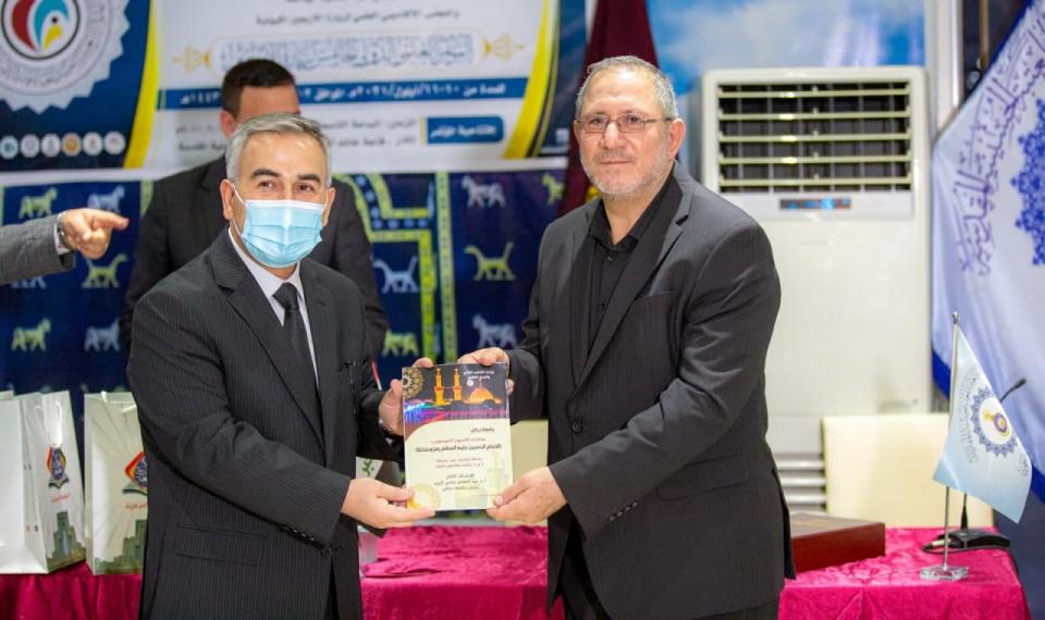بالصور .. رئيس المؤتمر العلمي لزيارة الأربعين الدولي الخامس ورئيس جامعة ديالى  يكرم مدير مركز كربلاء للدراسات والبحوث