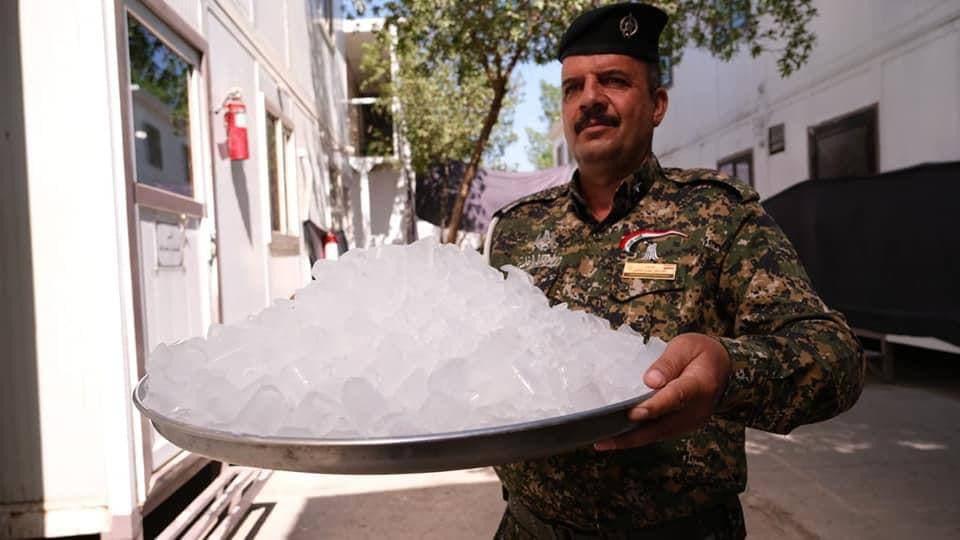 مديرية حماية المرقدين الشريفين تواصل جهودها في توزيع الثلج على المواكب الحسينية !