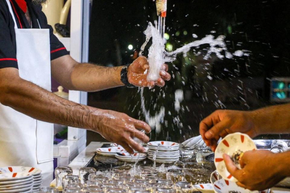 بالصور || "چاي ابو علي" بطريقةٍ سريعة وترتيب عالٍ .. مسلمون شيعة يقدمون الشاي مجاناً للزائرين