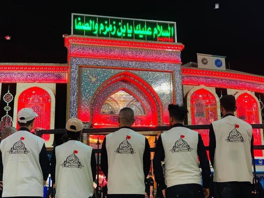 شاهد بالصور || وفاءً للحسين .. شباب يتطوعون لتنظيف منطقة مابين الحرمين