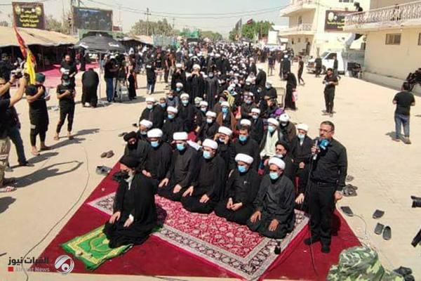 بالصور: إقامة أكبر صلاة جماعة بين النجف وكربلاء