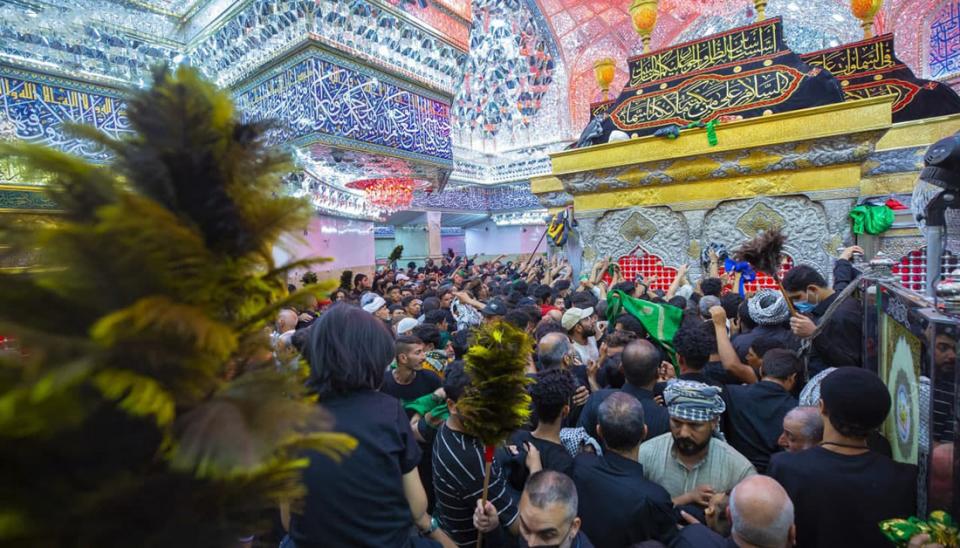 بالصور: الزائرون في كربلاء يؤدون مراسيم زيارة الاربعين ويجددون العهد لادامة المشاركة في الاعوام القادمة