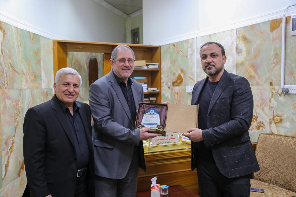تقديراً لجهوده في فعاليات المؤتمر الخامس لزيارة الأربعين... مركز كربلاء يكرّم قسم الشؤون المالية في العتبة الحسينية المقدسة