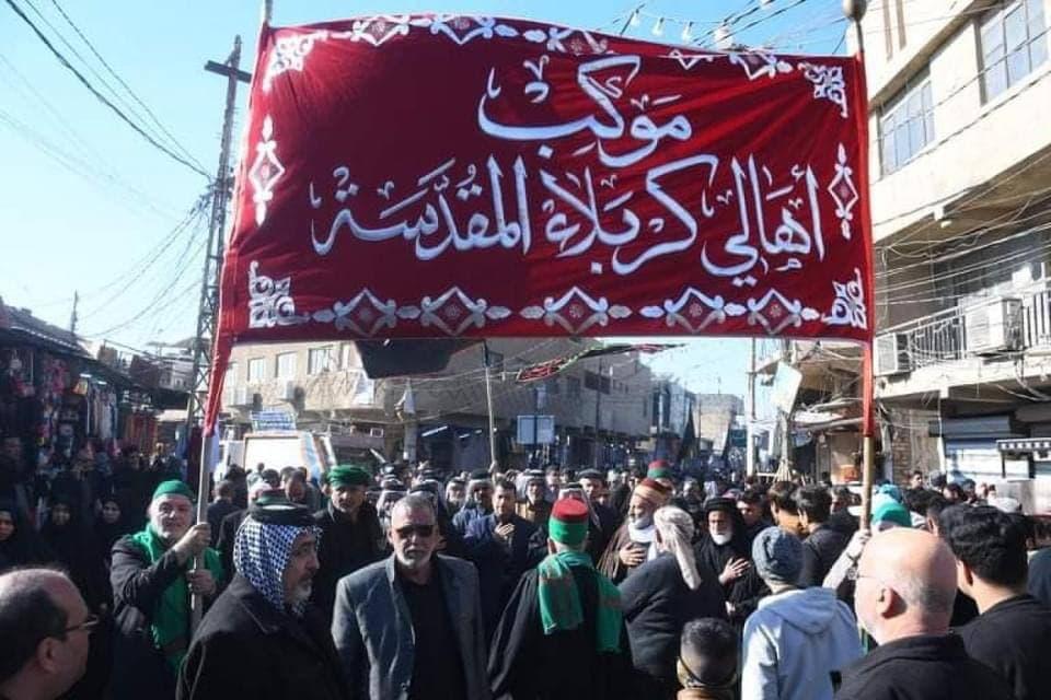 في ذكرى وفاته الأليمة .. موكب أهالي كربلاء يشارك جموع المعزين في مرقد القاسم (عليه السلام)