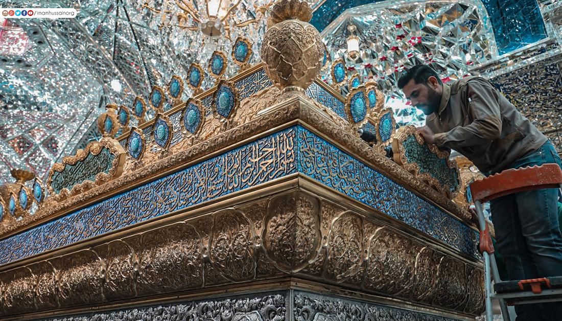 لوحات تعريفية مصنوعة من النحاس والذهب والمينا تُزين شبابيك أنصار الامام الحسين عليه السلام