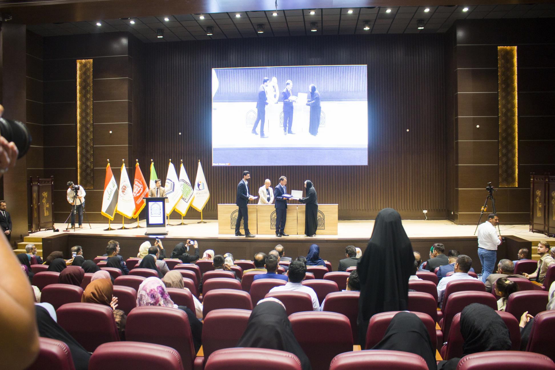 مركز كربلاء للدراسات والبحوث يحضر حفل تكريم برنامج "نساء رائدات" في جامعة الزهراء "ع"