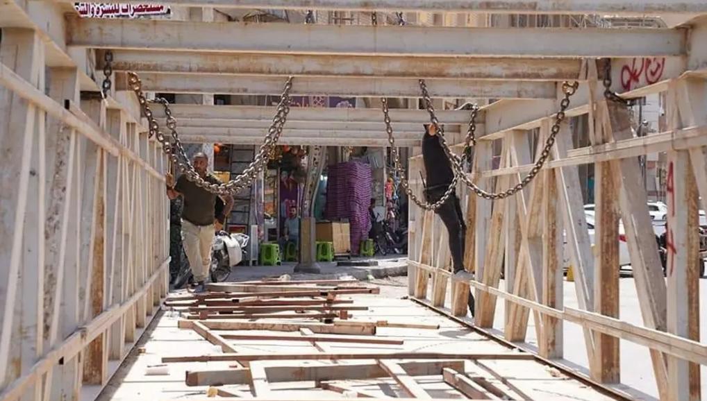 العتبة الحسينية المقدسة تباشر بنصب المجسرات الحديدية قرب مرقد الإمام الحسين (عليه السلام)