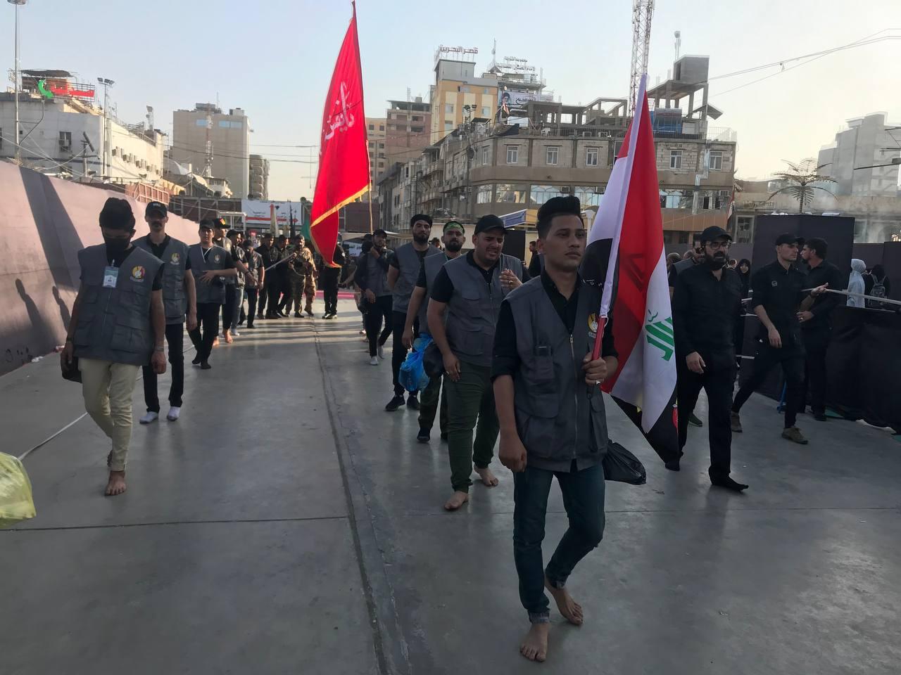 حاملين شعار (وين ماكو حسين اسافر)  .. متطوعون من مختلف محافظات العراق يساهمون بتقديم خدمات متنوعة للزائرين في كربلاء