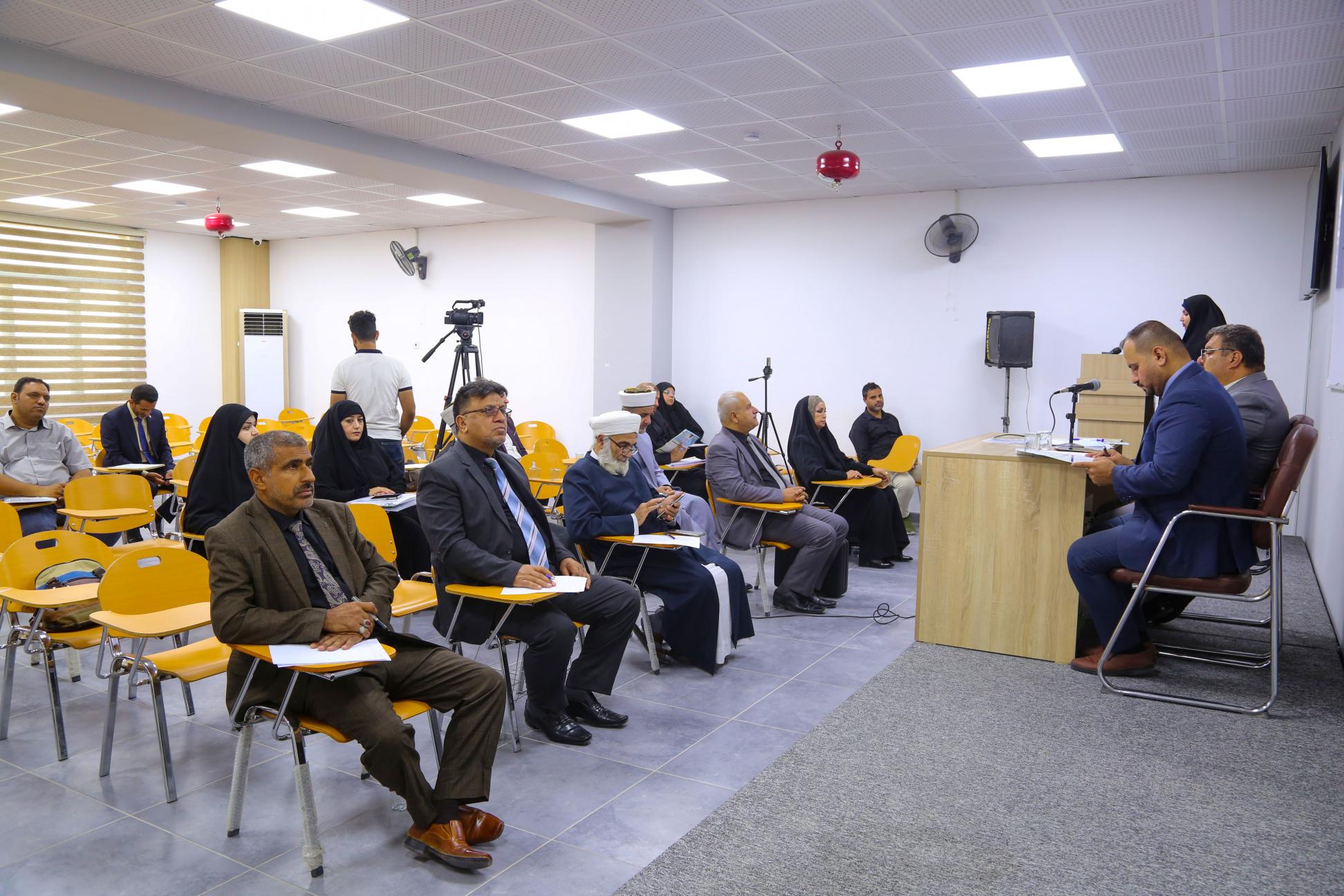 القاعة رقم (٣) تحتضن الجلسة البحثية الثانية بمشاركة علمية وأكاديمية واسعة من مختلف الطوائف والاديان