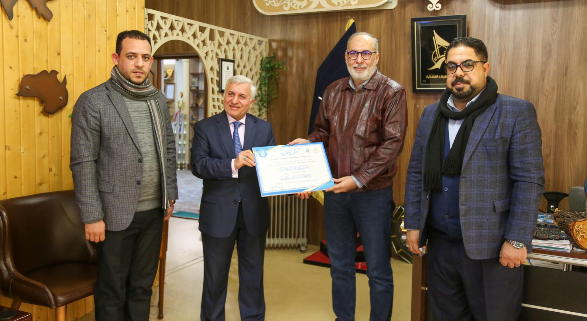 تثميناً لجهودهم المبذولة في إنجاح المؤتمر العالمي الثالث لإحياء تراث علماء كربلاء .. مركز كربلاء يكرّم قناة كربلاء الفضائية وقسمي المضيف والشؤون المالية في العتبة الحسينية المقدسة