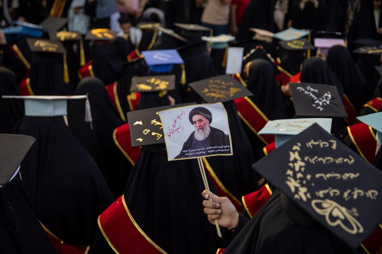 طلبة جامعيون يحتفون بتخرجهم عند مرقد الإمام الحسين (عليه السلام)