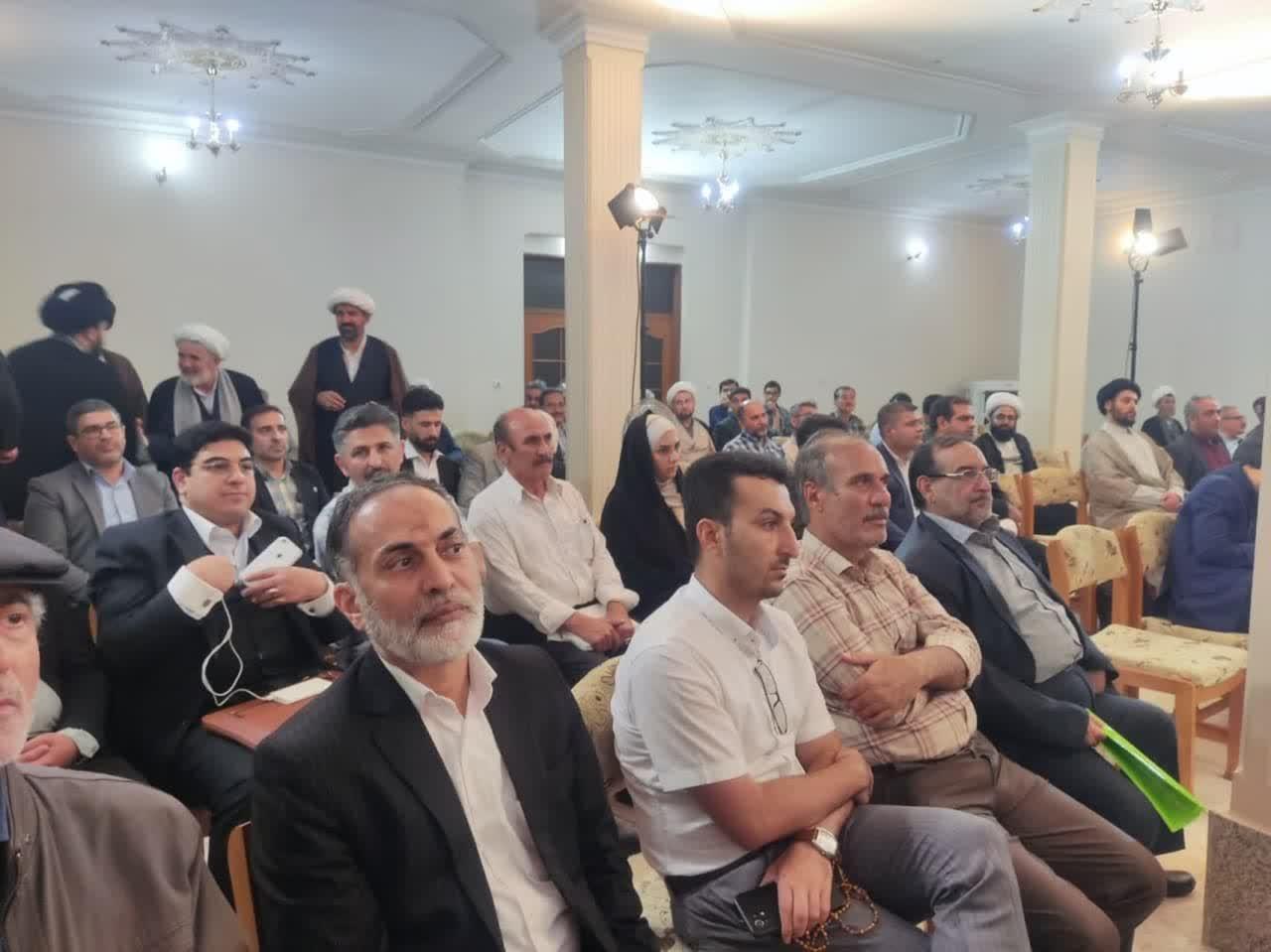 حضور دفتر مركز كربلاء للدراسات والبحوث در رو نمايى از كتاب دليل المخطوطات