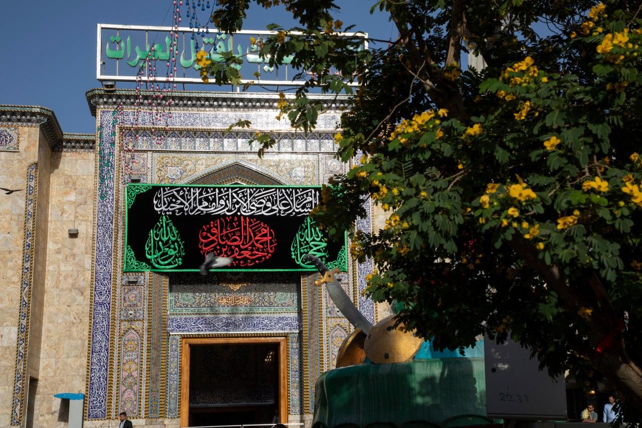 بالصور || مرقد الامام الحسين (عليه السلام) يتشح بالسواد ايذانا بأحياء ذكرى استشهاد الإمام جعفر الصادق (عليه السلام)