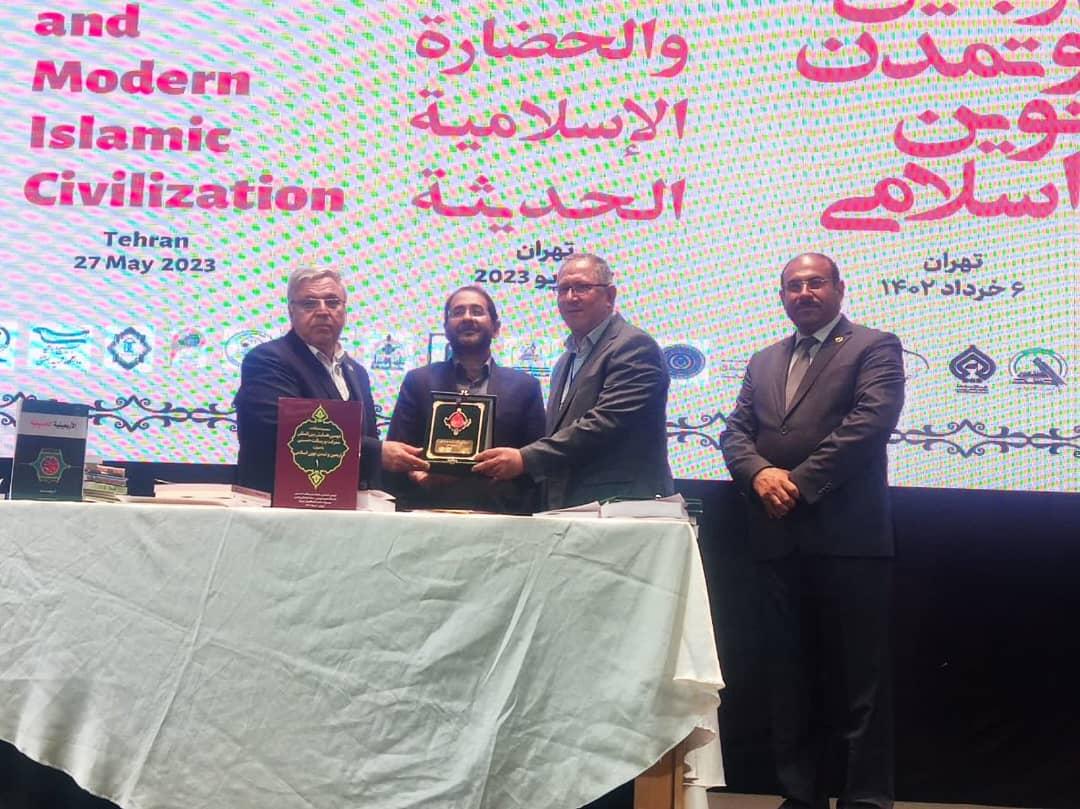 اللجنة المشرفة على مؤتمر الاربعين والحضارة الاسلامية الحديثة تكرّم إدارة مركز كربلاء للدراسات والبحوث على جهودها العلمية