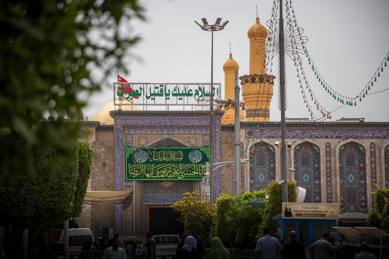 لافتات تزين مرقد الامام الحسين (عليه السلام) في ذكرى ولادة شمس الشموس وانيس النفوس الامام الرضا (عليه السلام)
