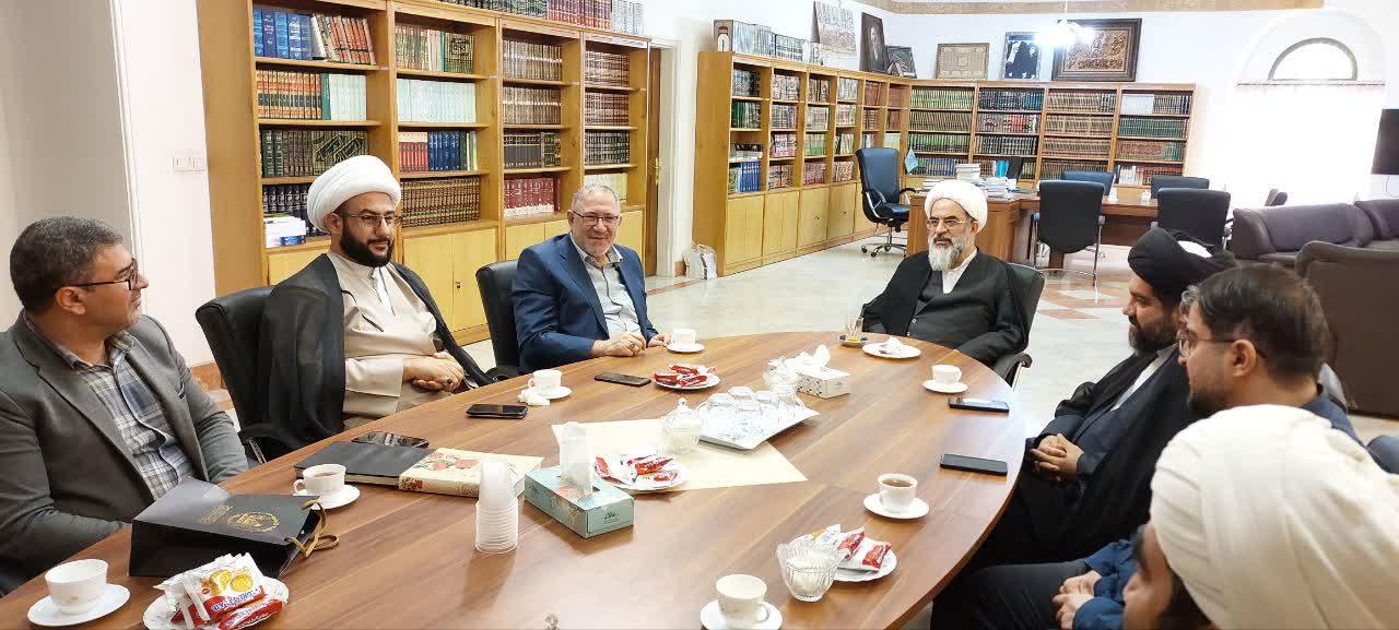 لتعزيز التعاون المشترك.. الأستاذ القريشي يلتقي العلامة اللنكراني